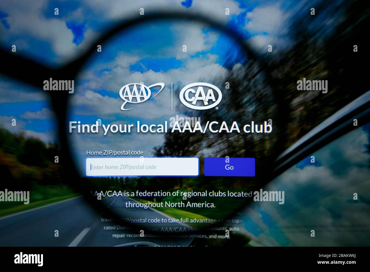 Los Angeles, California, EE.UU. - 25 de junio de 2019: Editorial ilustrativa de la página web de la AAA CAA. Logotipo AAA CAA visible en la pantalla Foto de stock