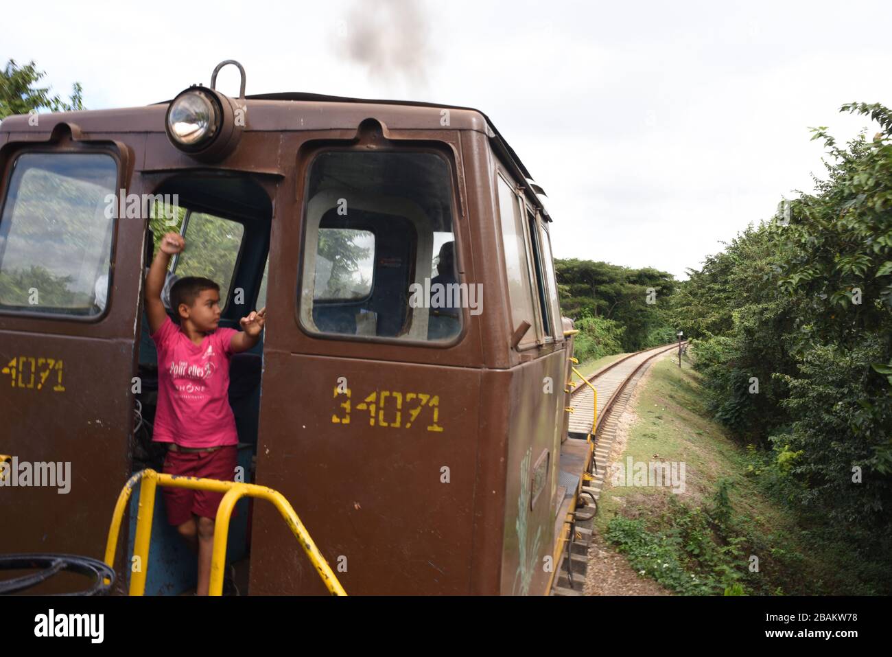 Personas, hombres, niños, tren, 2014, Cuba Foto de stock