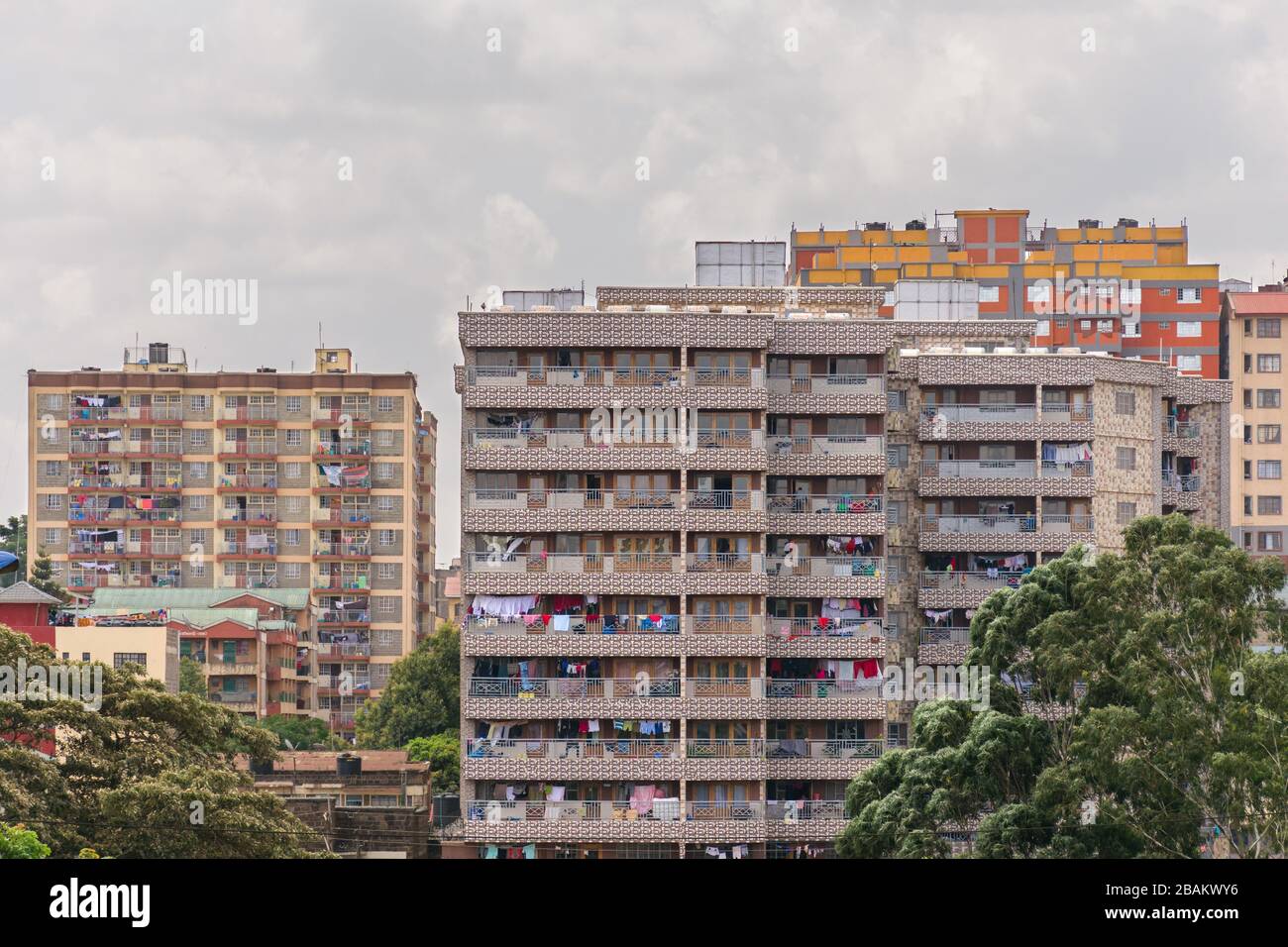 Varios bloques de apartamentos en un día nublado, Nairobi, Kenia Foto de stock