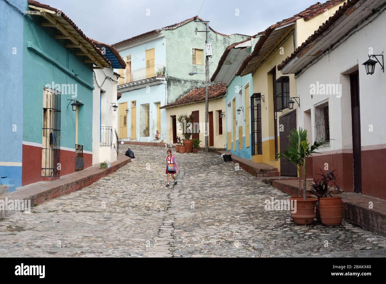 Gente, niño, casa, calle, 2014, Cuba Foto de stock