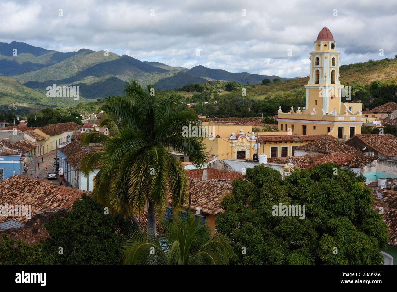 Vista aérea, ciudad, casas, iglesia, 2014, Cuba Foto de stock