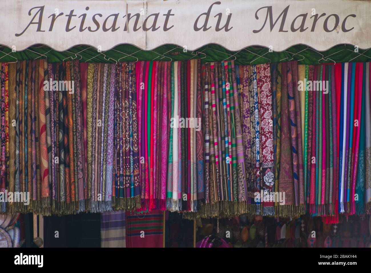Marrakech (Marruecos) es bien conocida por sus telas de colores brillantes,  a la venta en los zocos (mercados) en la famosa Medina Fotografía de stock  - Alamy