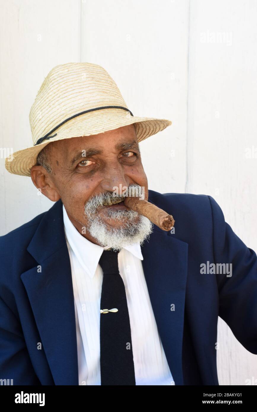 Persona, hombre, fumar cigarro cubano, 2014, Cuba Foto de stock