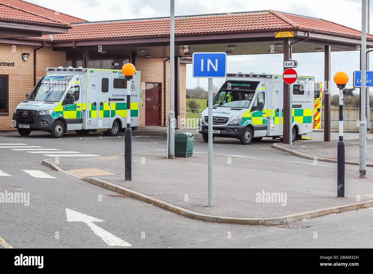 Dos ambulancias del Servicio Nacional de Salud de Escocia estacionadas y listas para trabajar, fuera del departamento de emergencia del Hospital Universitario Ayr, A. Foto de stock