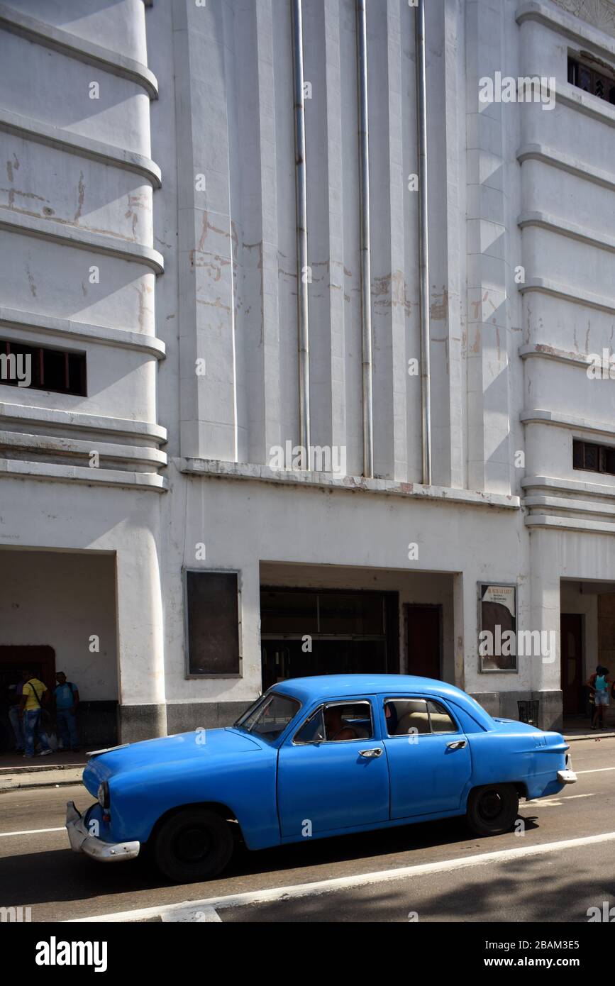 Persona, coche, calle, 2014, Cuba Foto de stock