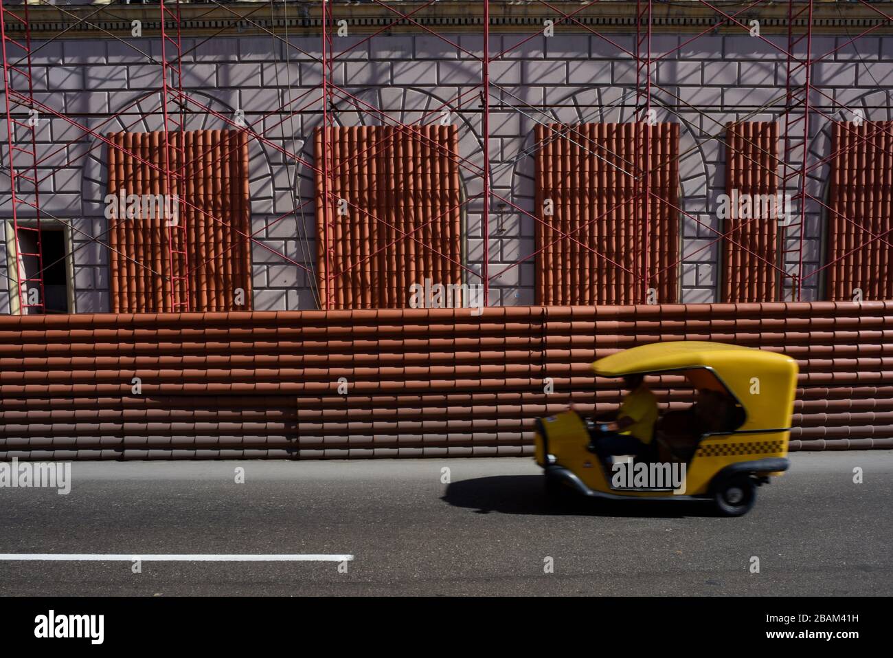 persona, taxi, laterales, renovación, edificio, calle, 2014, Cuba Foto de stock