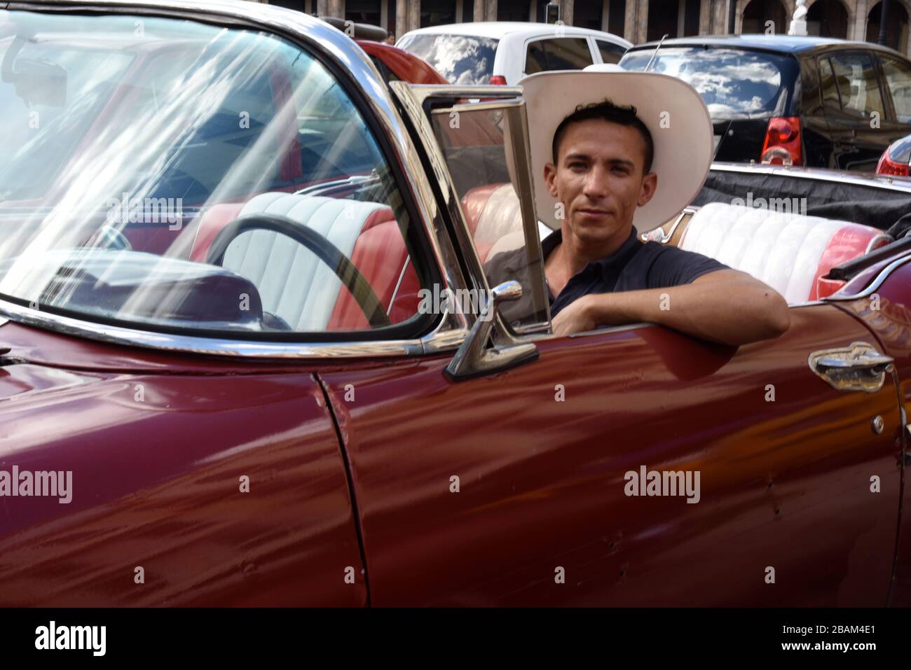 Persona, coche, calle, 2014, Cuba Foto de stock
