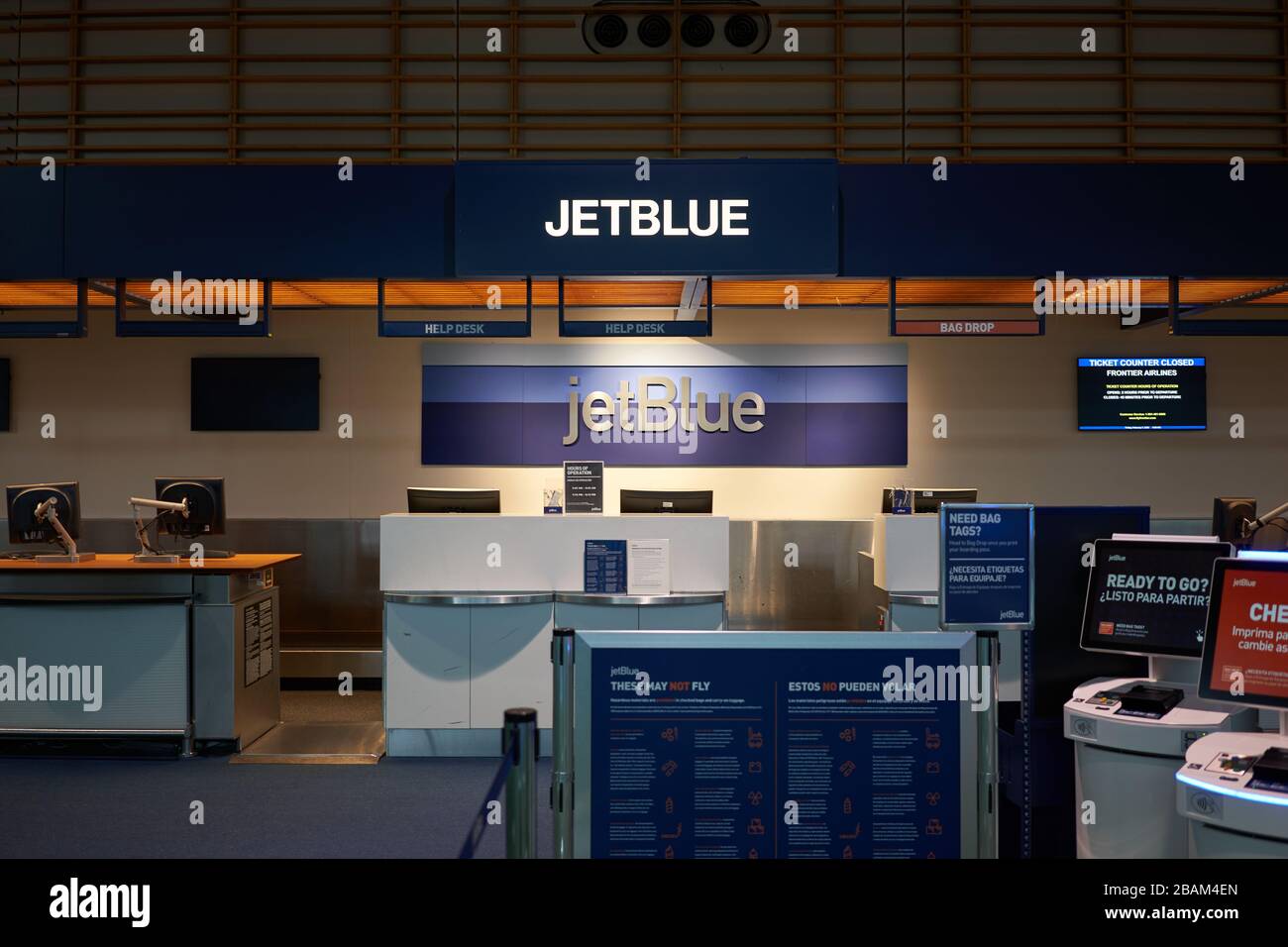 El mostrador de facturación de la aerolínea estadounidense de bajo coste JetBlue Airways en el aeropuerto internacional de Portland está cerrado por la noche el 16 de febrero de 2020. Foto de stock