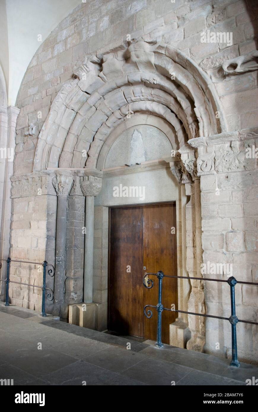 Portalada romànica de l'antiga església de Santa Maria, Montserrat, Monestir de Montserrat, Montserrat, Cataluña, Europa Foto de stock