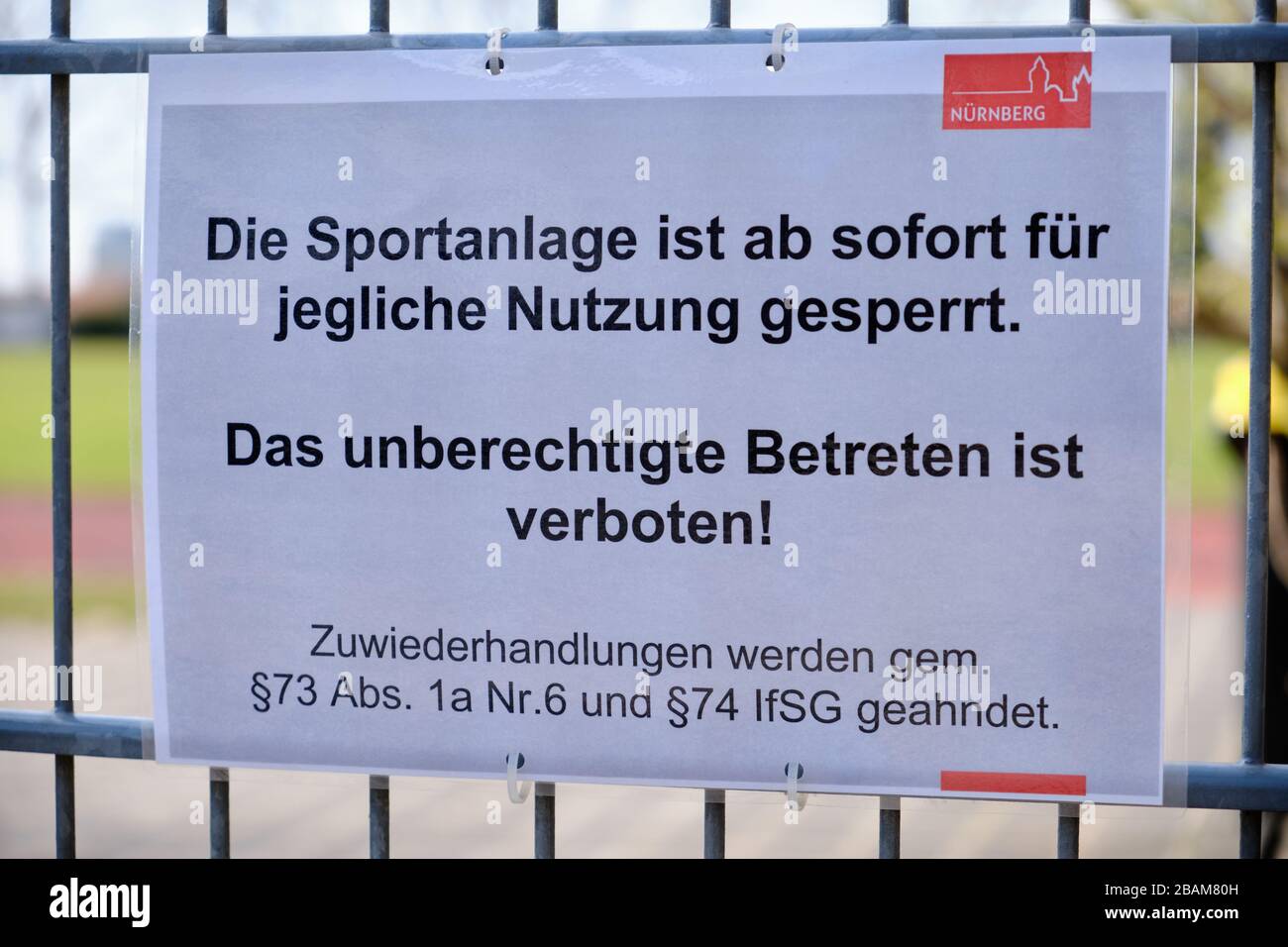 Nuremberg, Alemania - 27 de marzo de 2020: Cierre de señal diciendo a la gente que la instalación deportiva está inmediatamente cerrado para cualquier tipo de uso y h Foto de stock