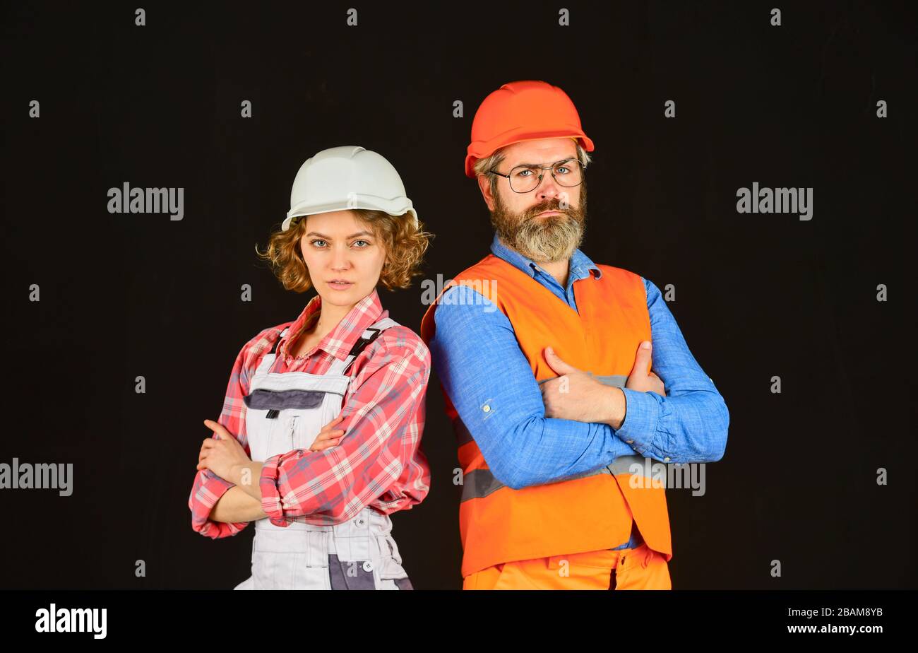 Renovación del hogar. Pareja renovando la casa. Igualdad de género. Sitio de construcción. Inspector de calidad. Ocupación de trabajo en construcción. Trabajadores de la construcción. Mujer constructor casco duro. Hombre ingeniero o Renovación del hogar. Pareja renovando la casa. Igualdad de género. Sitio de construcción. Inspector de calidad. Ocupación de trabajo en construcción. Trabajadores de la construcción. Mujer constructor casco duro. Hombre ingeniero o