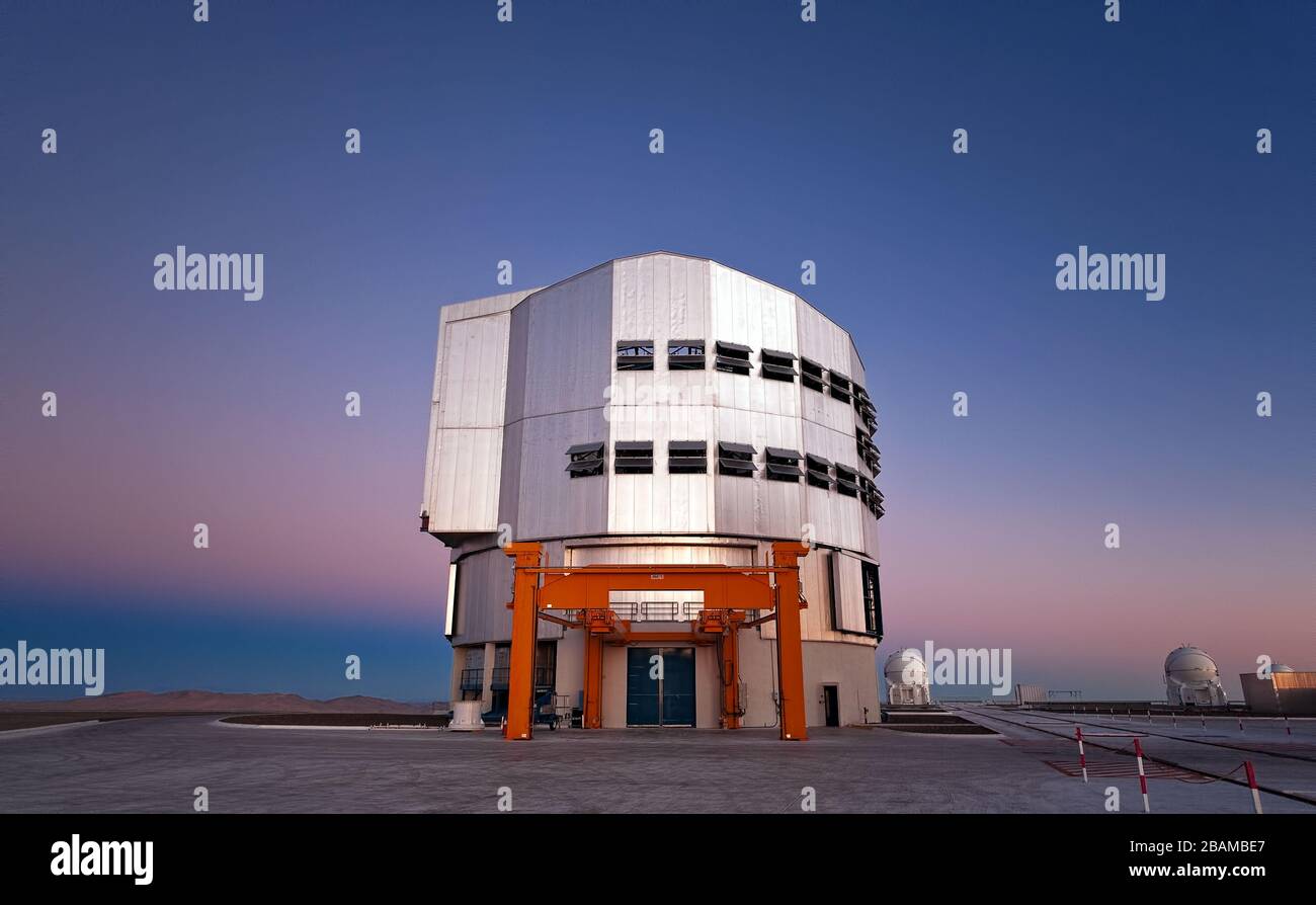 Inglés: Antes de otra noche clara y estrellada cae en el Observatorio  Paranal de eso, hogar del Very Large Telescope (VLT), el cielo produce una  paleta de colores intensos, poniendo en un