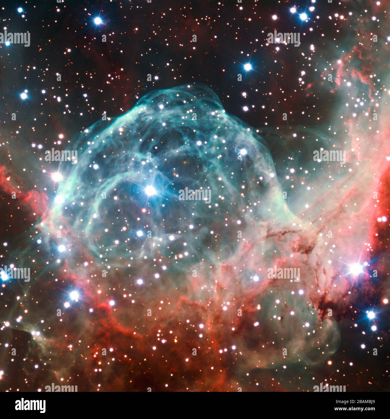 'Inglés: Esta imagen de VLT del Casco Nebulosa de Thor fue tomada con ocasión del 50 aniversario de eso, 5 de octubre de 2012, con la ayuda de Brigitte Bailleul — ganador del Tweet ¡tu camino al VLT! competencia. Las observaciones se transmitieron en directo a través de Internet desde el Observatorio Paranal de Chile. Este objeto, también conocido como NGC 2359, se encuentra en la constelación de Canis Major (el Gran Perro). La nebulosa con forma de casco está a unos 15 000 años luz de la Tierra y tiene más de 30 años luz. El casco es una burbuja cósmica, soplada como el viento de la brillante y masiva estrella cerca del bubbl Foto de stock