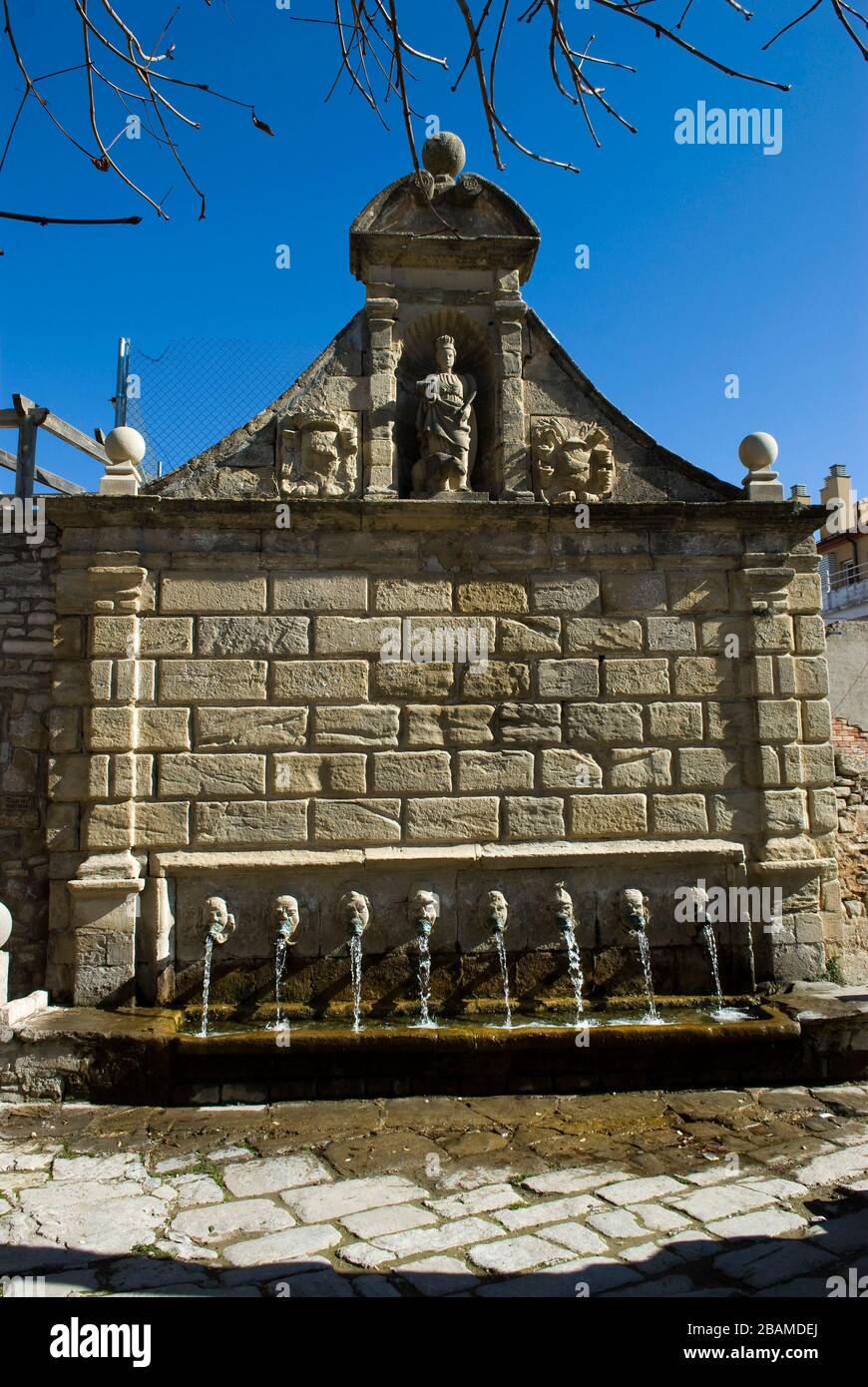La Font dels Comptes o Font de les Canelles, Sta. Coloma de Queralt, Conca de Barberà, Cataluña Foto de stock