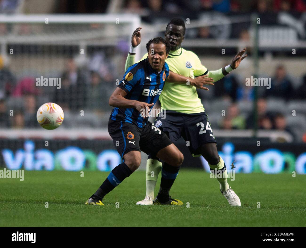 Vadis Odjidja-Ofoe, de Newcastle United y Club Brugge, lucha por el balón Foto de stock
