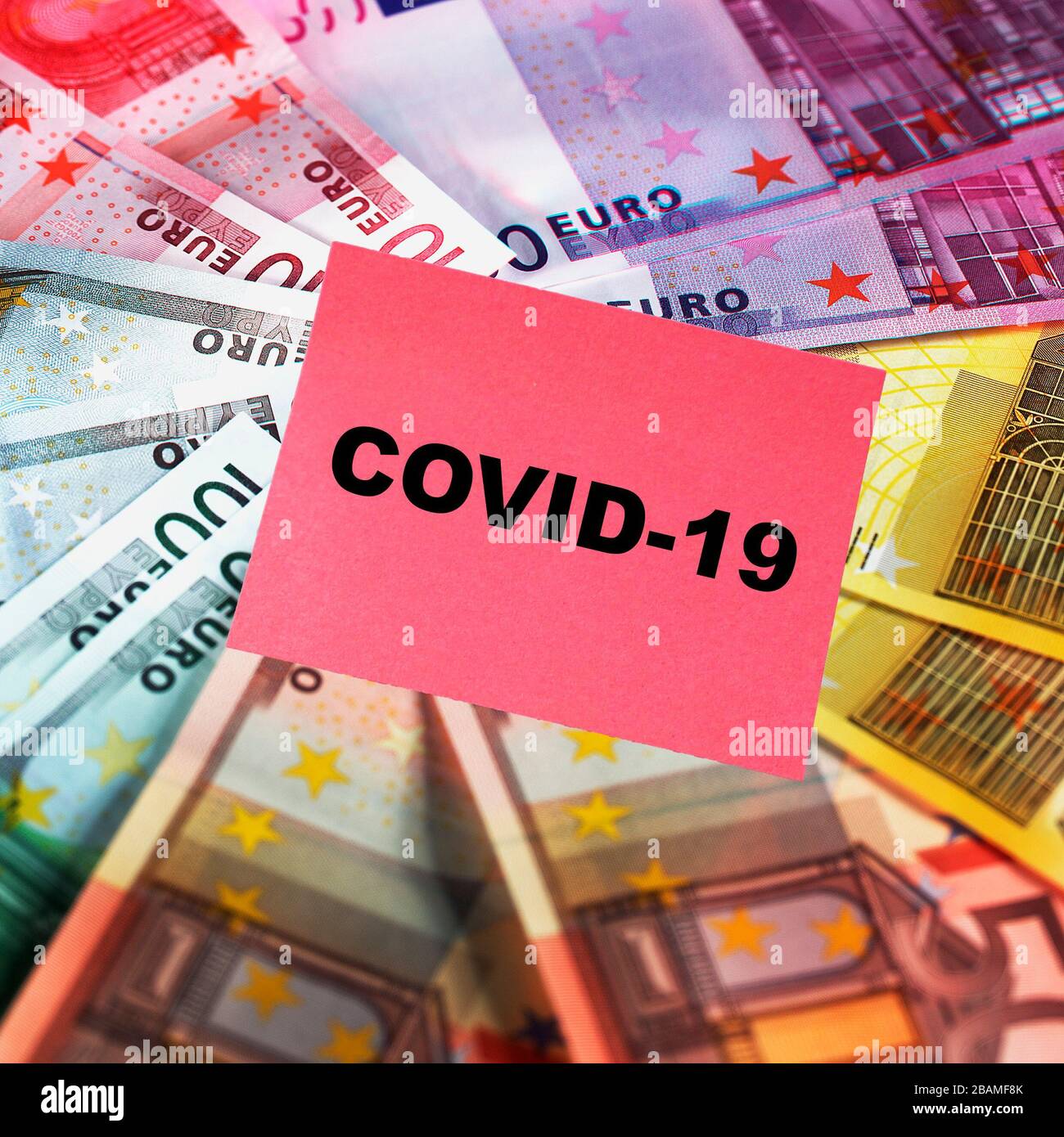 Symbol für Corona Hilfe vom Staat, Geldscheine und Schriftzug Covid-19 Foto de stock