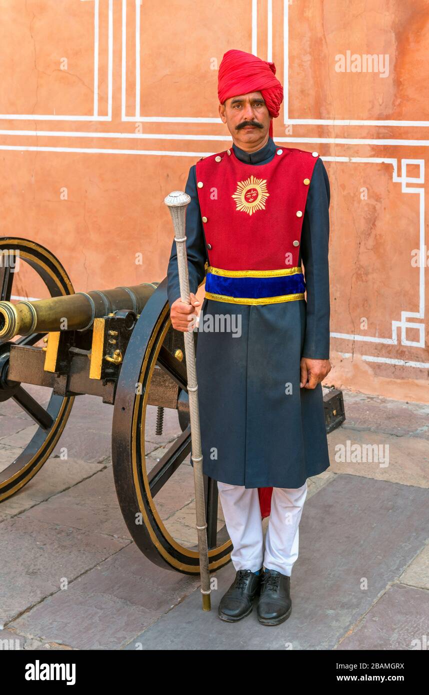 Guarda en vestido tradicional en el Palacio de la Ciudad, Ciudad Vieja, Jaipur, Rajasthan, India Foto de stock