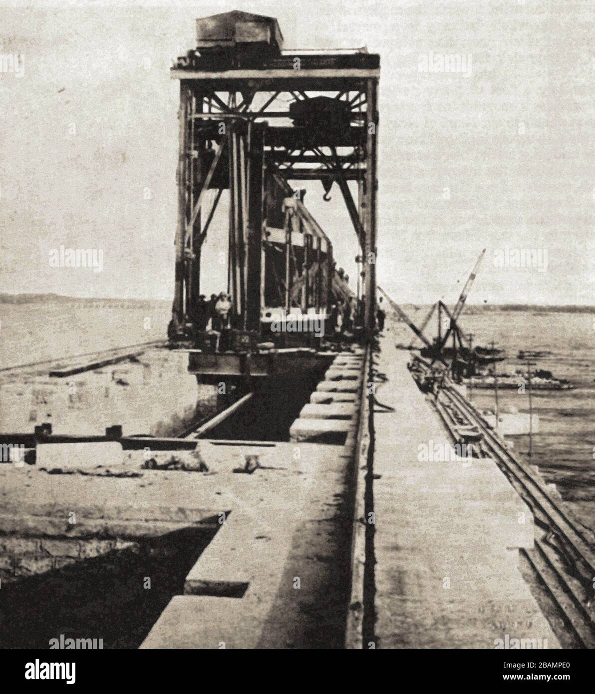 Una fotografía histórica que muestra la construcción de una de las 60 puertas de Lloyd Barrage (ahora llamada Sukkur Barrage) a través del río Indus en la provincia de Sindh en Pakistán, construida durante el Raj británico de 1923 a 1932. Es uno de sus sistemas de riego más prestigiosos. Foto de stock