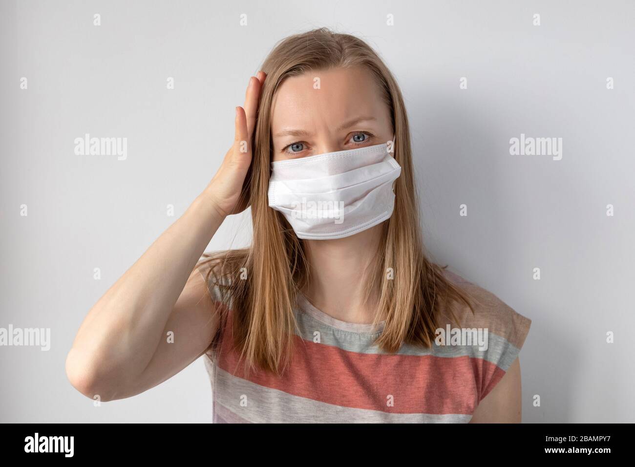 Mujer enferma que usa máscara médica para protección Foto de stock