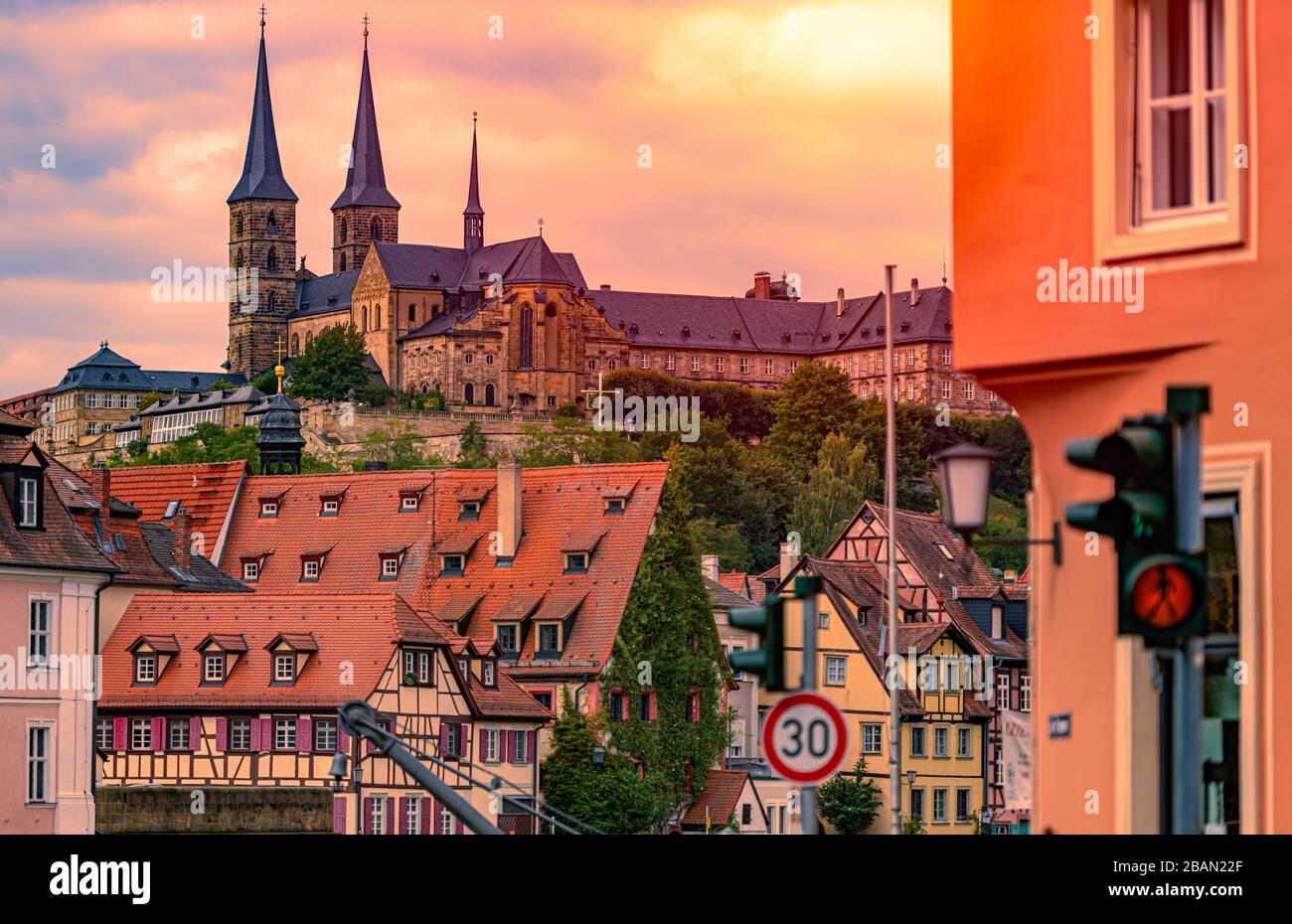 Bamberg ciudad en Alemania. Catedral y puesta de sol cielo nublado en el fondo. Arquitectura y viajes en Europa Foto de stock
