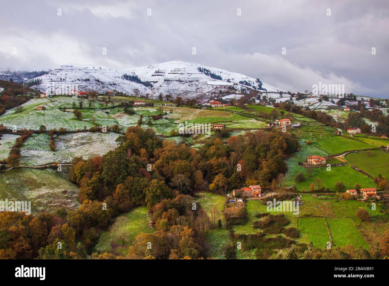 Vista panorámica de las montañas cantábricas. Norte De España Foto de stock