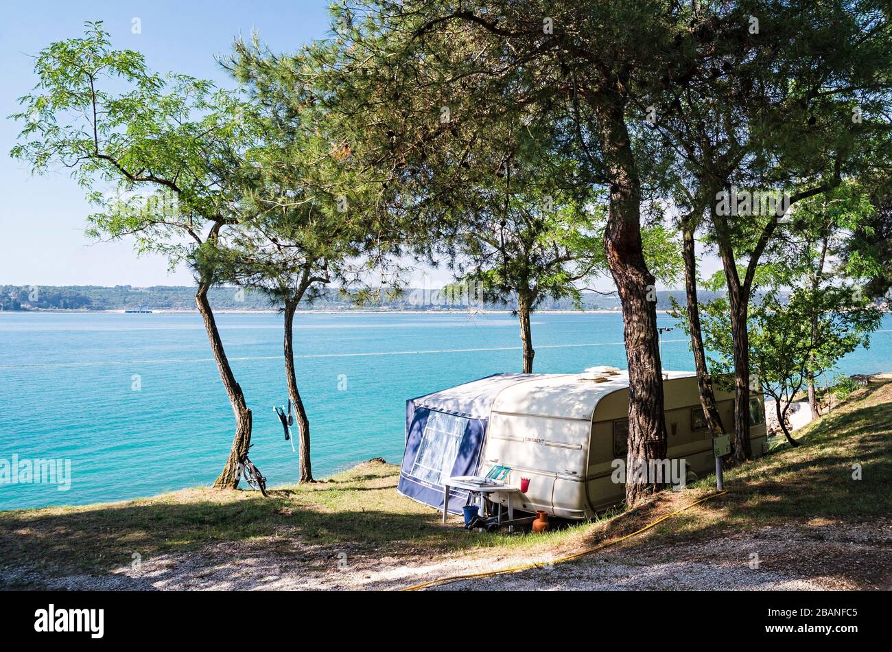 Caravana en un camping junto al mar Foto de stock