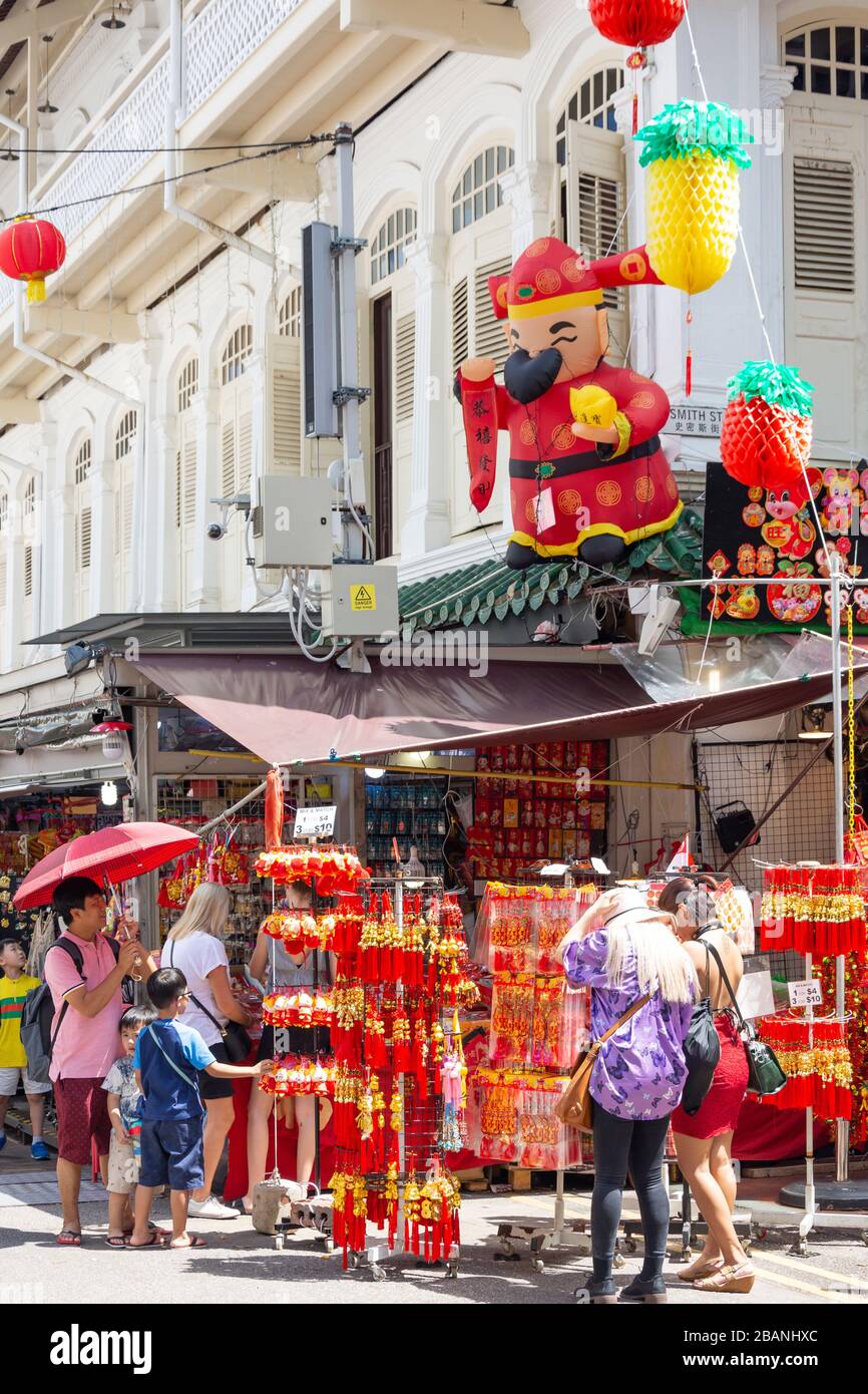 Tienda de recuerdos de año Nuevo Chino, Smith Street, Chinatown, Zona Central, República de Singapur Foto de stock