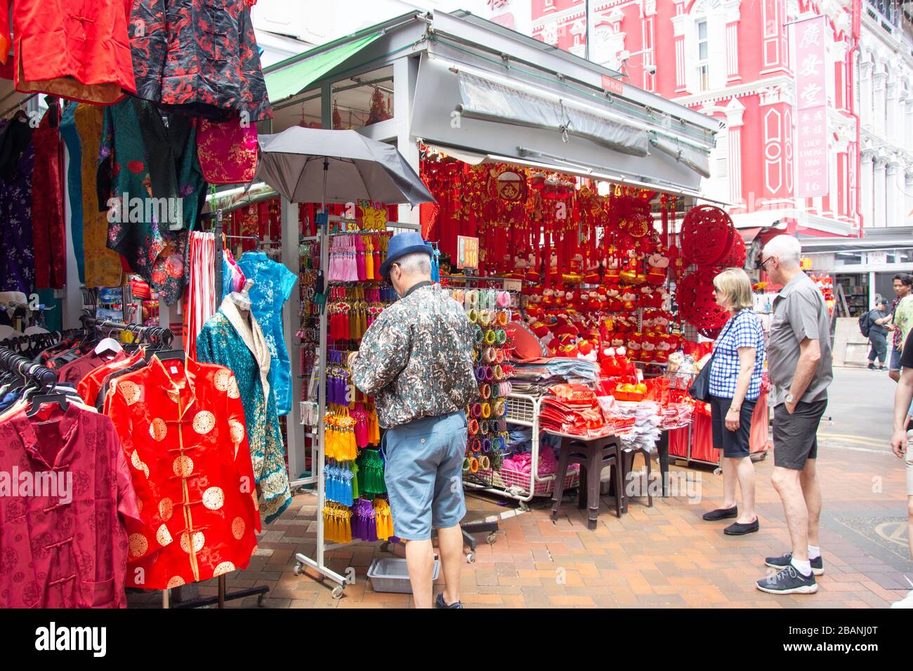 Tiendas de ropa y souvenirs chinos, Smith Street, Chinatown, Zona Central, República de Singapur Foto de stock