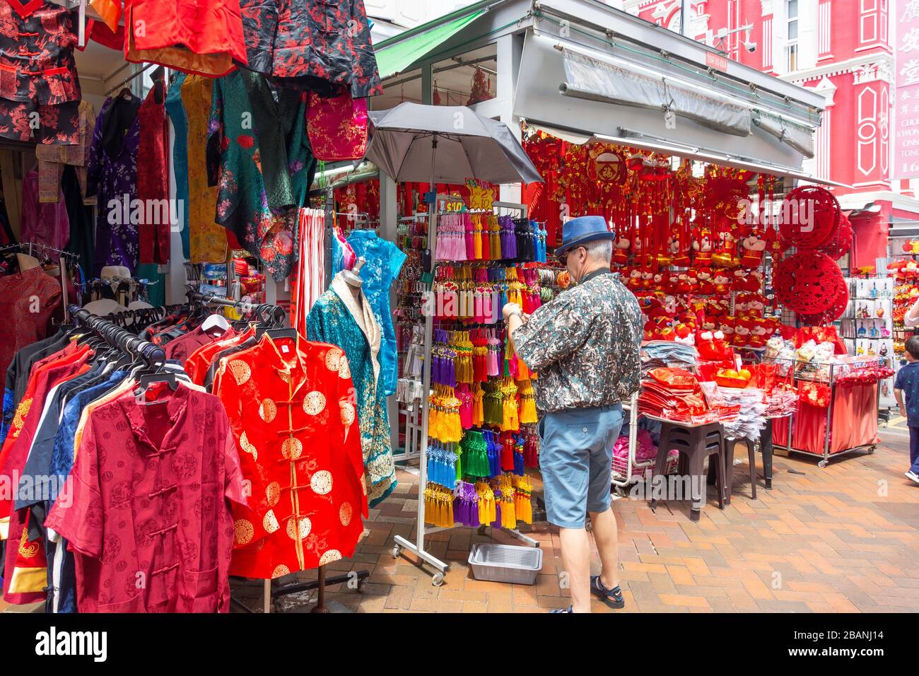 Tiendas de ropa y souvenirs chinos, Smith Street, Chinatown, Zona Central, República de Singapur Foto de stock