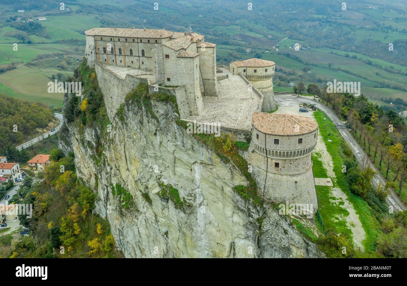 Vista aérea de la fortaleza de la prisión de San Leo en Italia Foto de stock