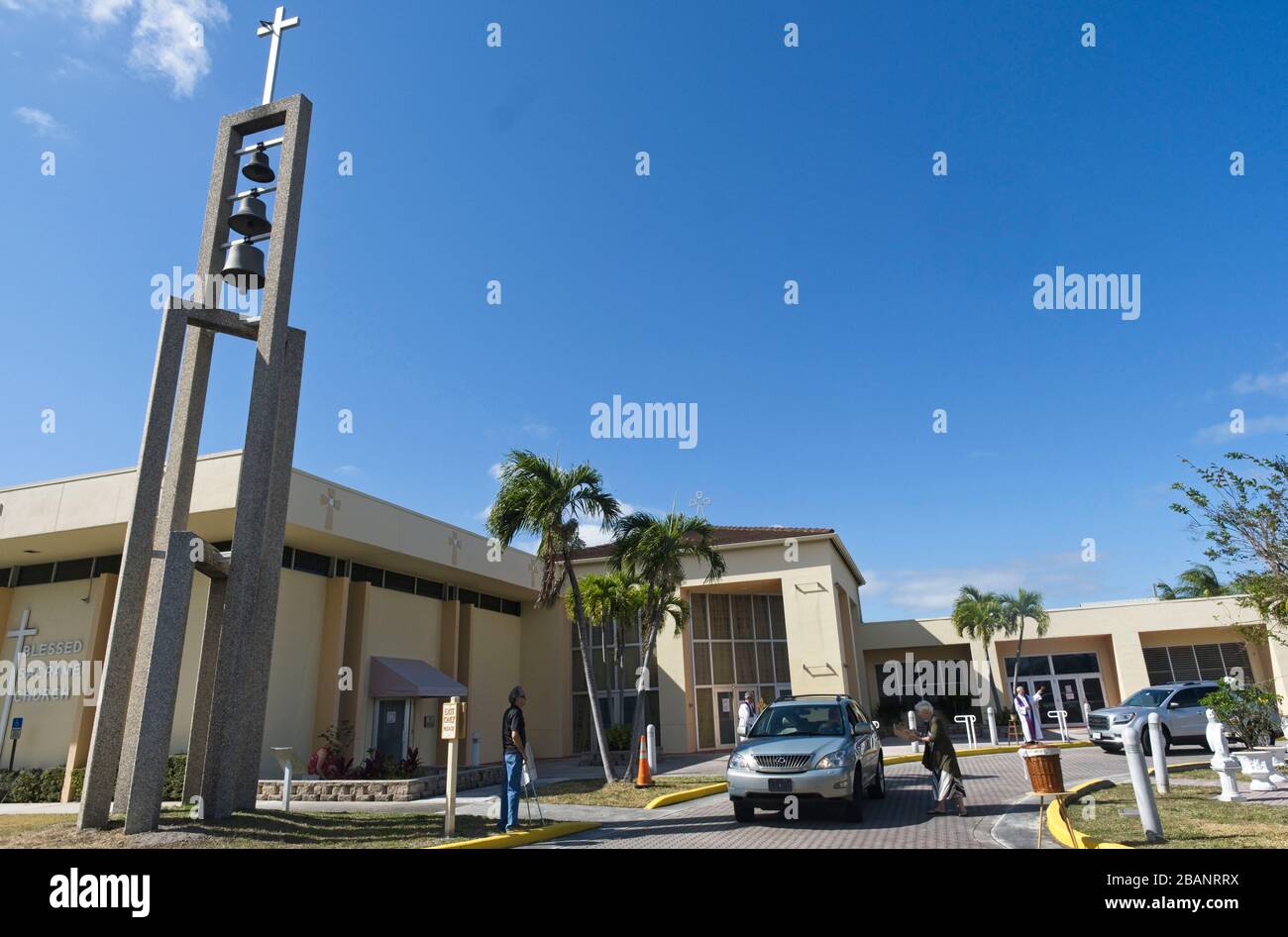 Oakland Park, Florida, Estados Unidos. 28 de marzo de 2020. Un servicio de  iglesia en marcha en la Iglesia Católica del Santísimo Sacramento. Mientras  que el brote de COVID-19 tiene la mayor
