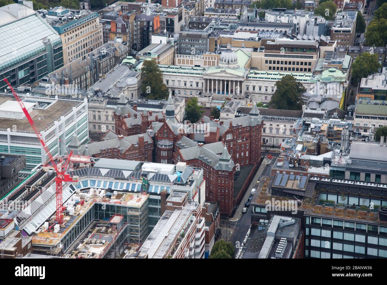 Vista aérea del edificio Cruciform y del edificio Wilkins, UCL, Londres desde la Torre BT, 60 Cleveland St, Fitzrovia, Londres W1T 4JZ Foto de stock