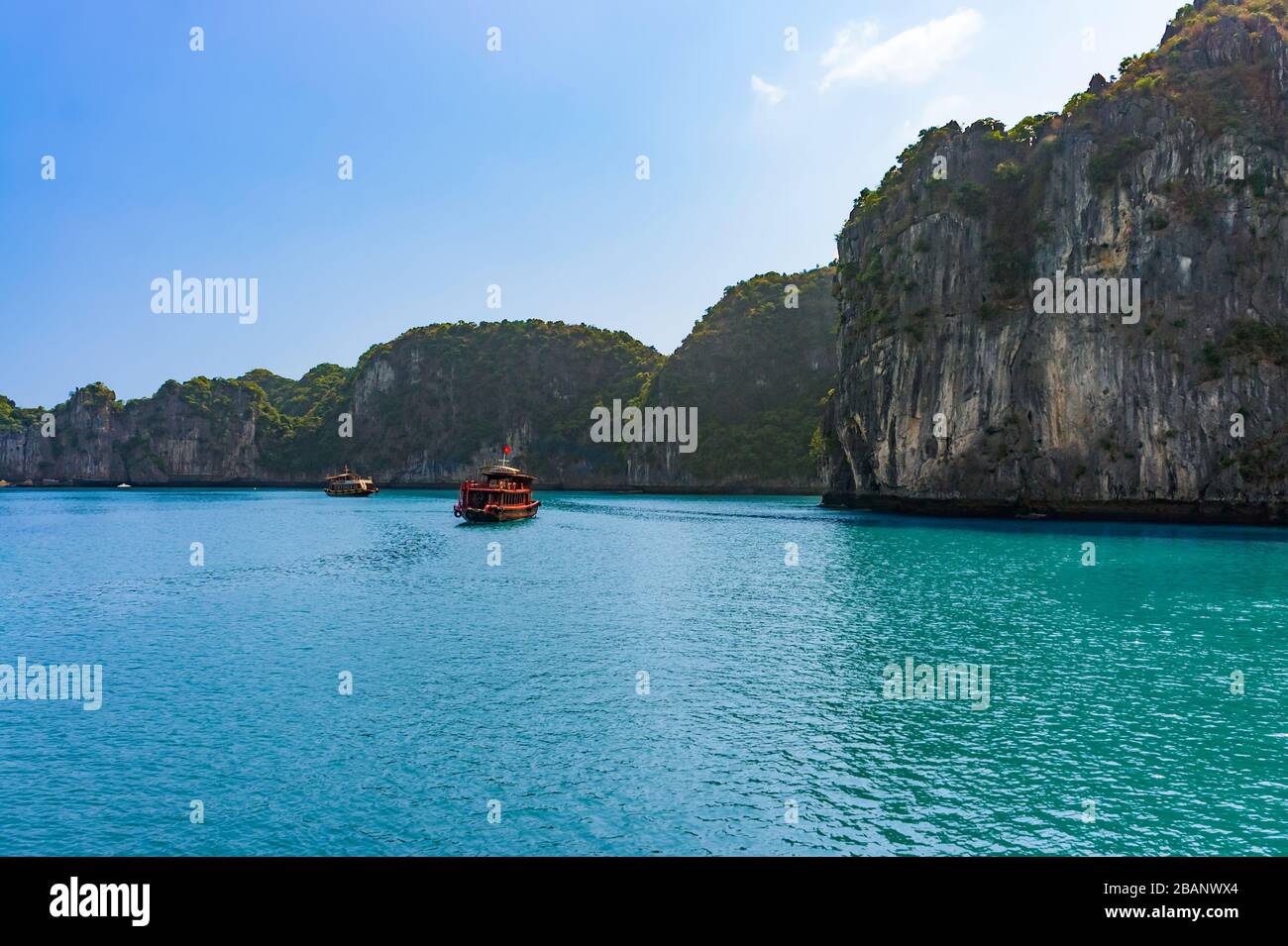 Islas de la bahía de Halong. Atracción turística, espectaculares grutas de piedra caliza formaciones de cuevas naturales. El karst forma tierra en el mar, el patrimonio natural del mundo. Foto de stock