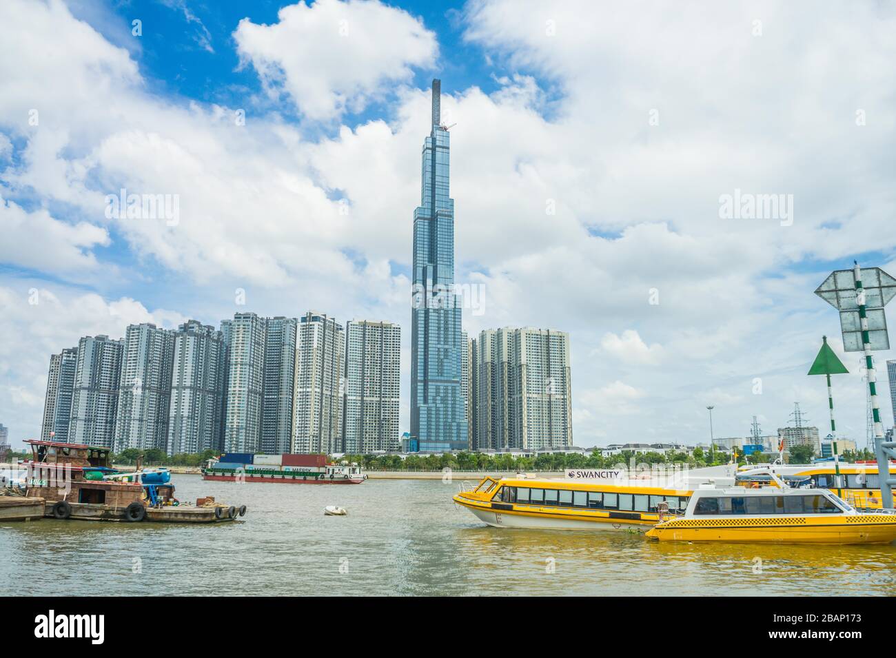 Saigon / Vietnam, Julio de 2018 - Landmark 81 es un rascacielos super-alto de Vinhomes Central Park Project en Ciudad Ho Chi Minh, Vietnam. Foto de stock