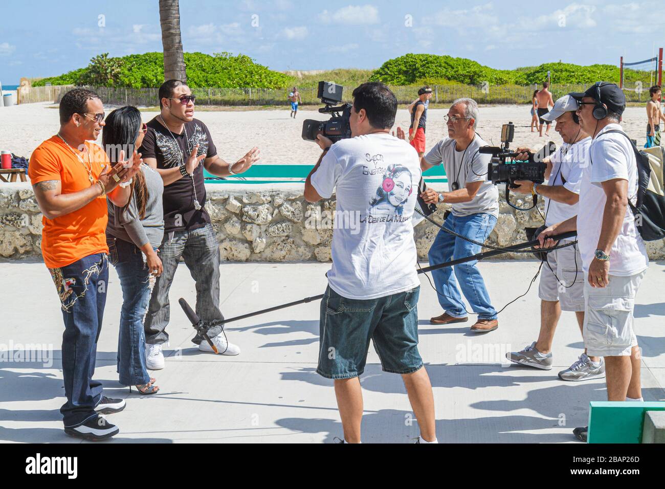 Miami Beach Florida,Lummus Park,equipo de cámara de vídeo,hombre hispano hombres adultos adultos masculinos,mujer mujer mujer mujeres,filmación,director,micrófono,FL110131042 Foto de stock