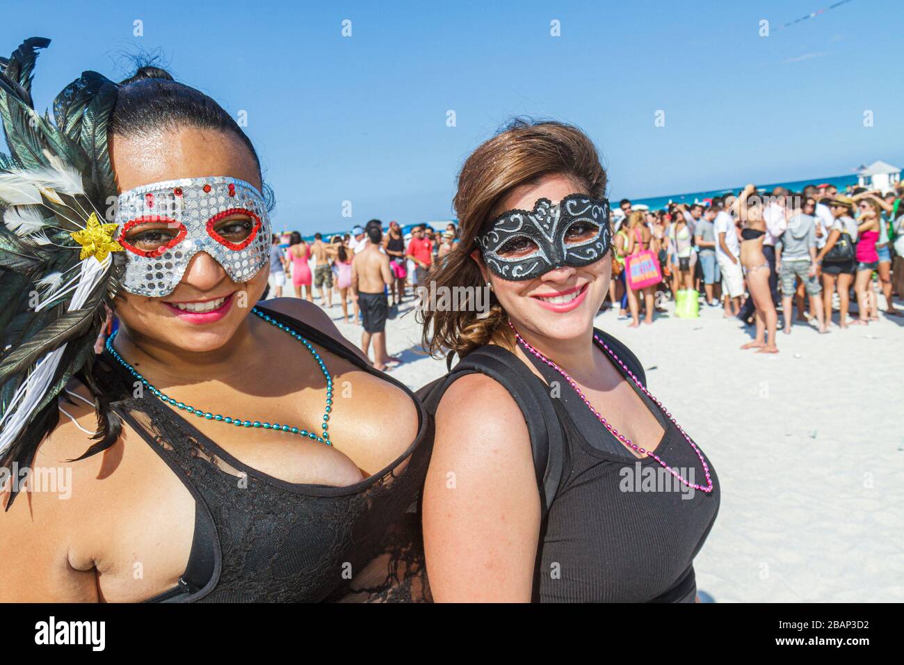 Miami Beach Florida, vacaciones de primavera, Funkshion Fashion Week, entrada al evento, línea, cola, estudiantes muchedumbre, mujer negra mujeres, máscaras Mardi Gras,FL1 Foto de stock