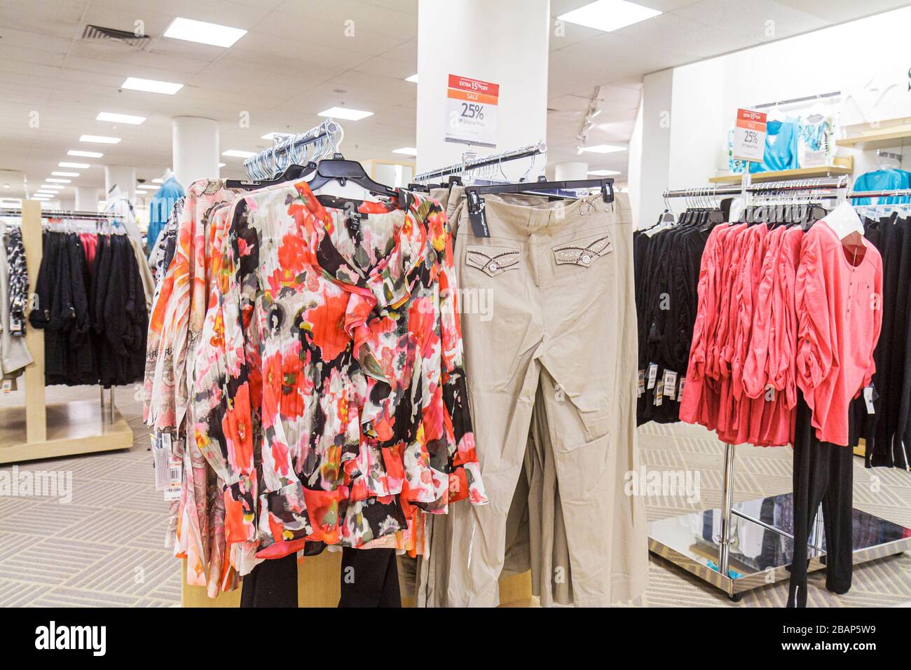 Miami Florida,Dadeland mall,productos,venta de casos de  exhibición,mercancía,embalaje,marcas,tienda de departamentos de Macy's,ropa, ropa,accesorios,mujer,mujer Fotografía de stock - Alamy