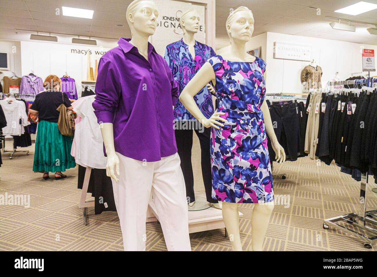 Miami Florida,Dadeland mall,productos,venta de casos de  exhibición,mercancía,embalaje,marcas,tienda de departamentos de Macy's,ropa, ropa,accesorios,mujer,mujer Fotografía de stock - Alamy