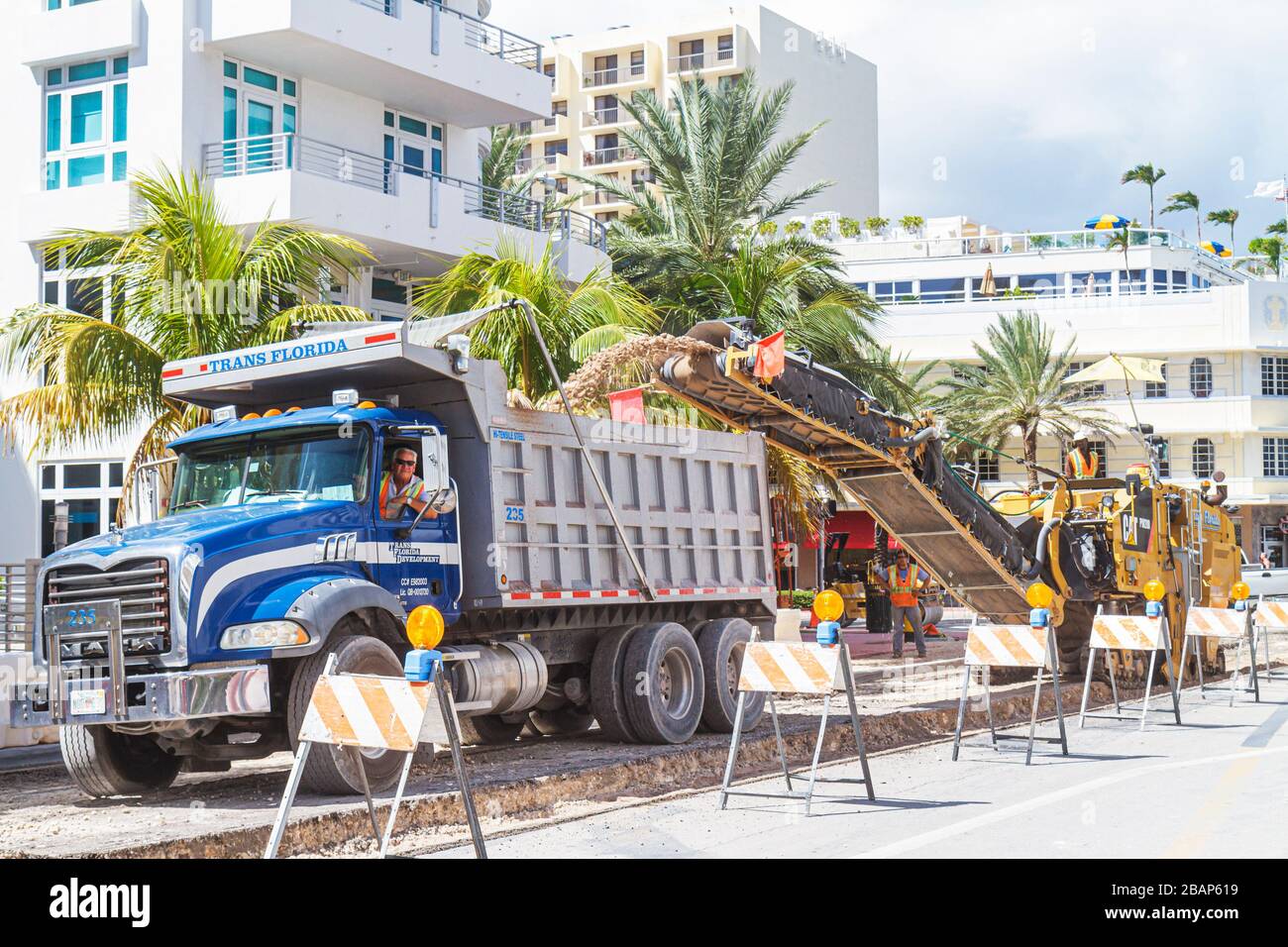 Miami Beach Florida, Ocean Drive, reparación de carreteras obra de construcción, camión volquete PM 200 Cold Planer Caterpillar eliminación de asfalto, Foto de stock