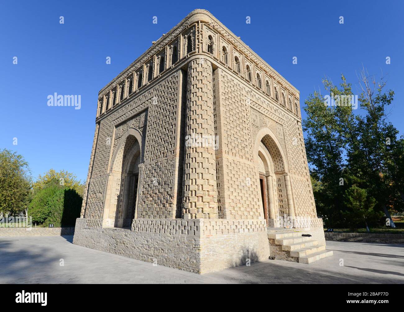 Vista diagonal del mausoleo de Samanid en Bujara, Uzbekistán. Arquitectura islámica temprana en Asia. Estructura cuadrada construida con ladrillo / ladrillo. Foto de stock