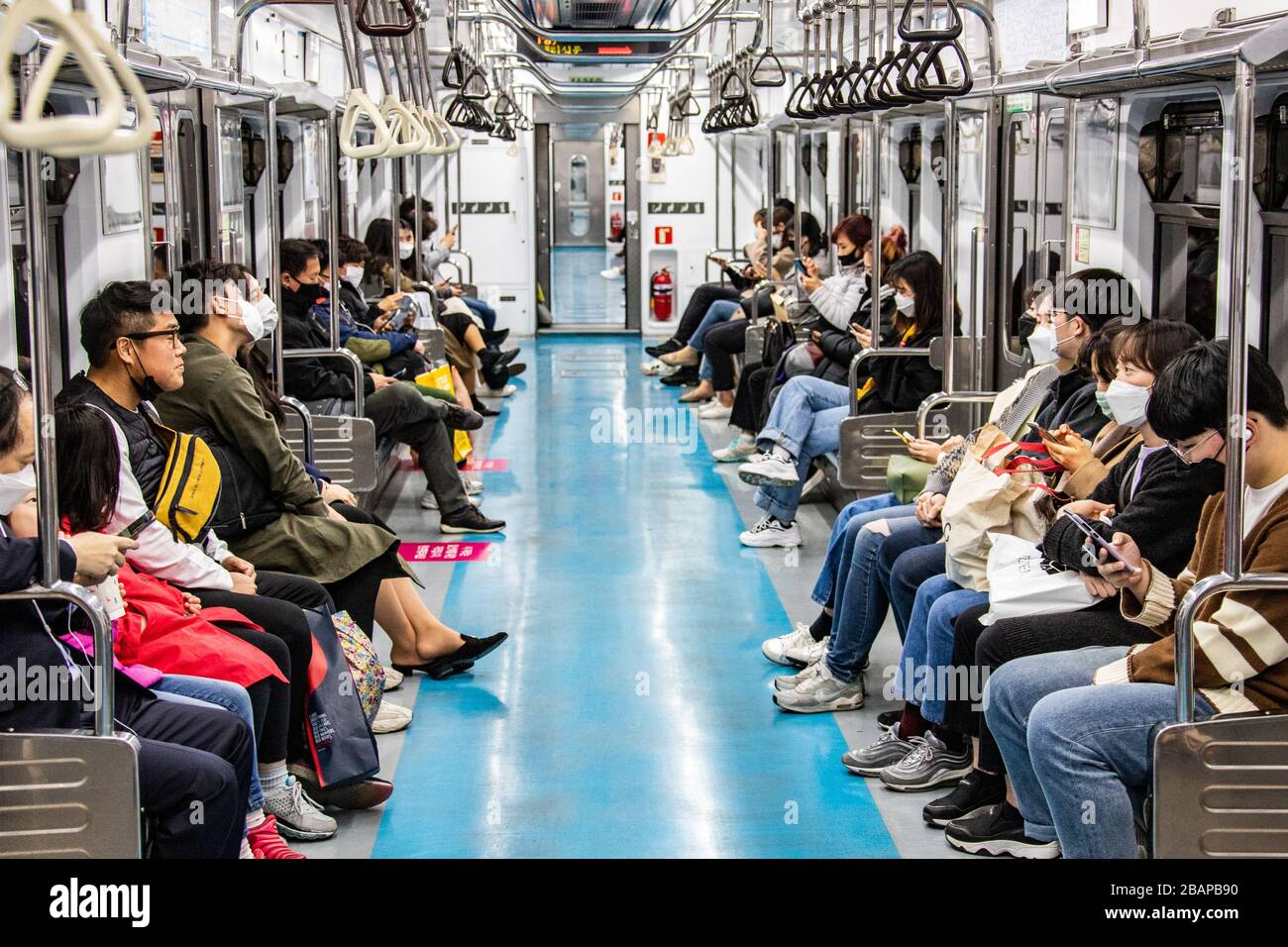 La mayoría de los pasajeros que usan máscaras protectoras durante la pandemia de Coronavirus, Seúl, Corea del Sur Foto de stock