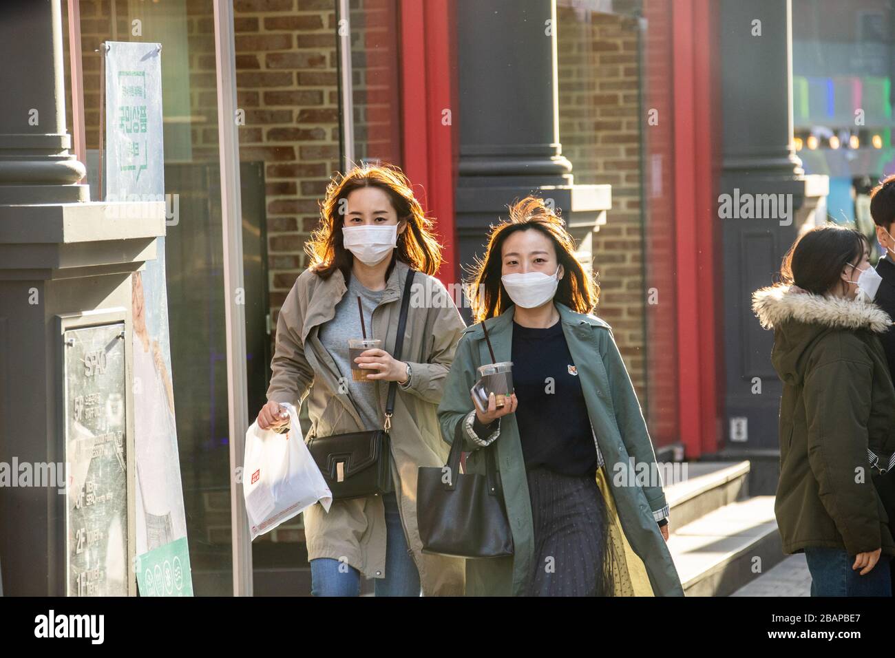 Mujeres jóvenes que llevan máscaras protectoras durante la pandemia de Coronavirus, Seúl, Corea del Sur Foto de stock