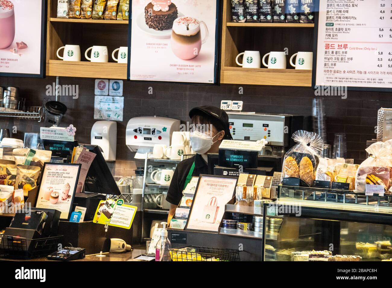 Empleado de Starbucks usando una máscara durante la pandemia de Coronavirus, Seúl, Corea del Sur Foto de stock