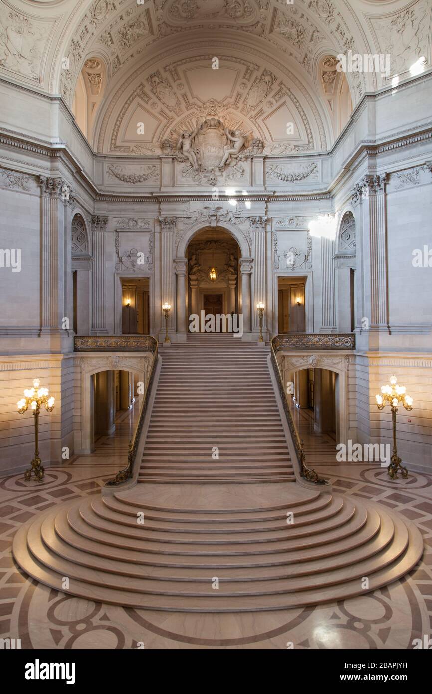 Gran escalera en el Ayuntamiento de San Francisco, San Francisco, California, Estados Unidos. Foto de stock