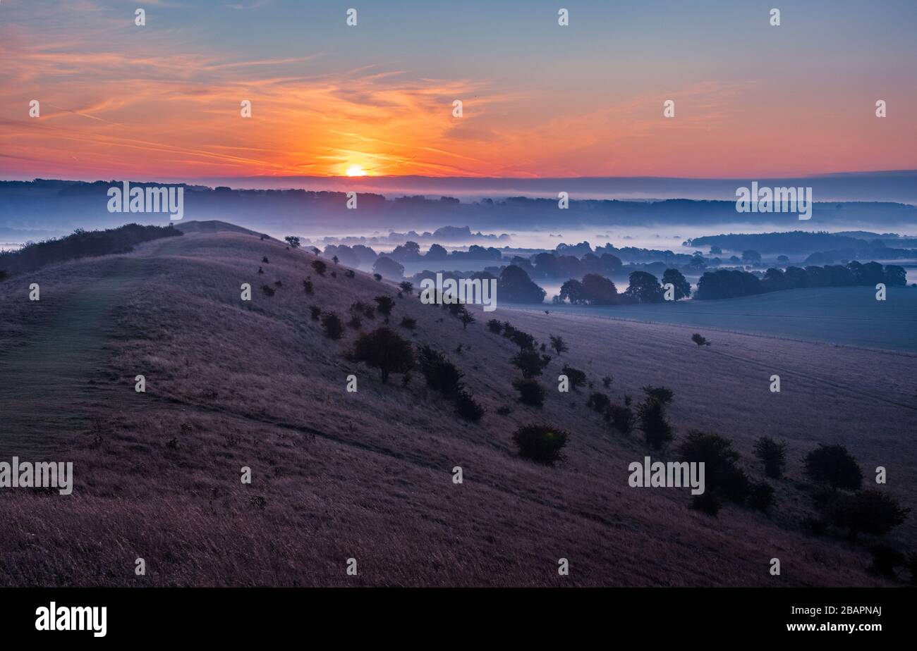 Misty mañana de septiembre amanecer sobre las Dunstable Downs de Ivinghoe faro Chiltern Hills Buckinghamshire Inglaterra Foto de stock
