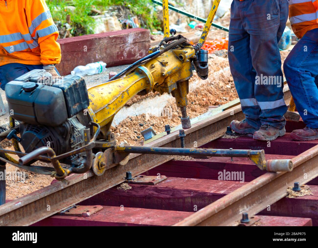 Los trabajadores ferroviarios atornillamiento vía ferrocarril Foto de stock