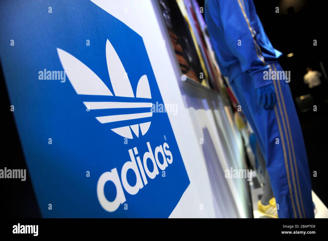 Herzogenaurach, Alemania. 29 de marzo de 2020. Adidas no quiere pagar  rentas en la crisis de Corona. Foto de archivo; LOGOTIPO de Adidas en una  tienda original, rueda de prensa de balance