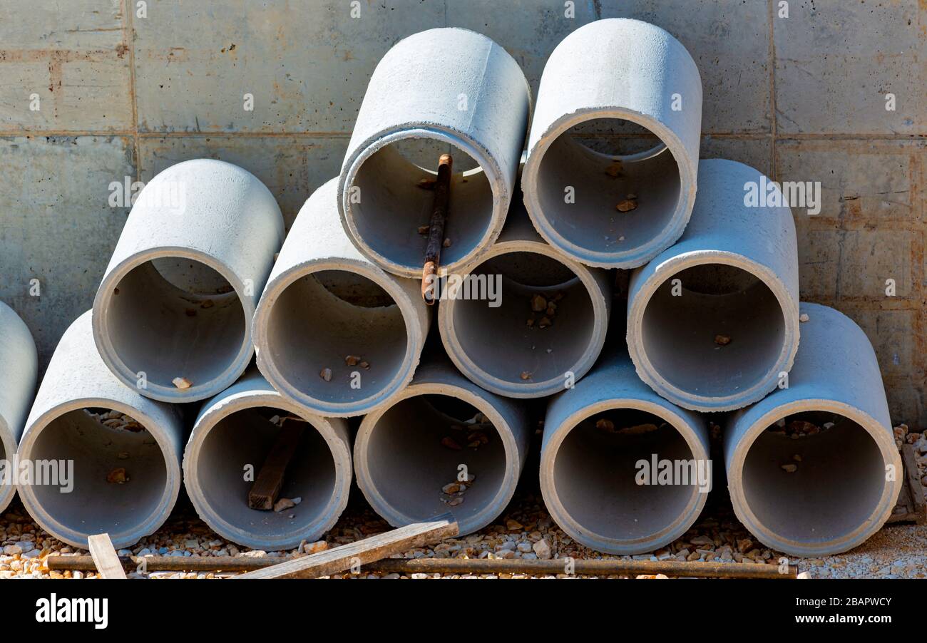 Los tubos de drenaje de hormigón para la construcción industrial. Foto de stock