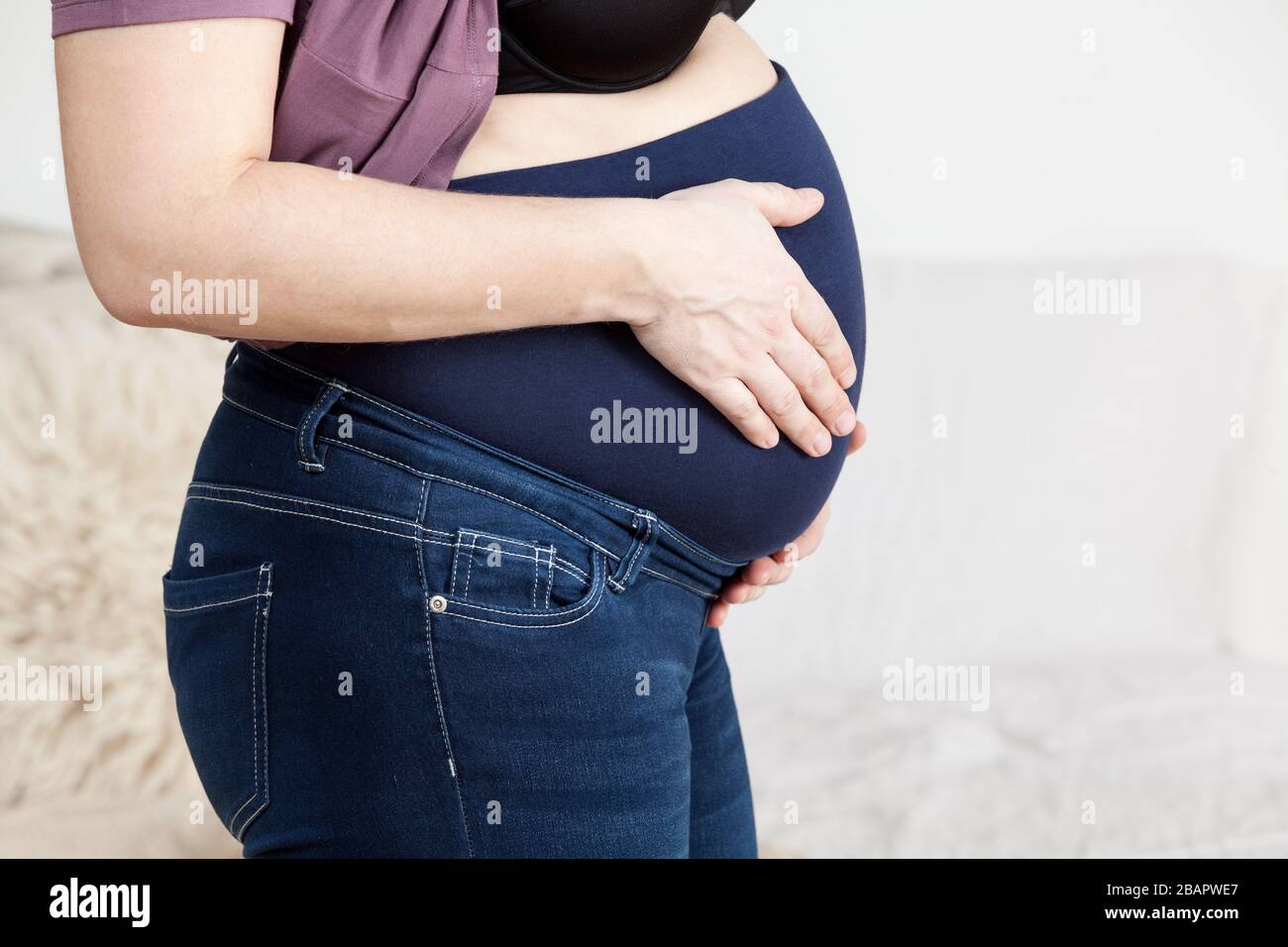 Pantalones Para Mujeres Embarazadas Banda Elastica Especial Para Abdomen Mujer En Dormitorio Vista Lateral Fotografia De Stock Alamy