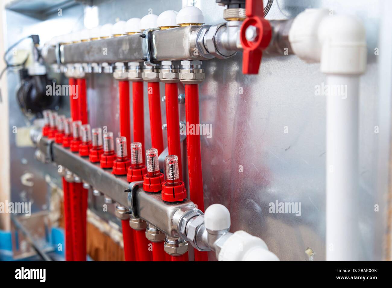 Distribuidor de calefacción central. Tubos en el distribuidor de  calefacción central Fotografía de stock - Alamy